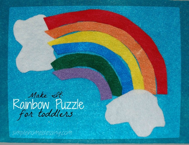 faire un puzzle arc-en-ciel en feutre comme activité arc-en-ciel pour les enfants d'âge préscolaire - feutre bleu illustré avec des bandes colorées qui forment un arc-en-ciel - Kids Activities Blog