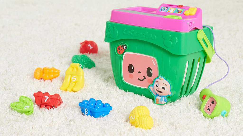Ce panier d'apprentissage CoComelon permet aux tout-petits de faire leurs courses avec JJ