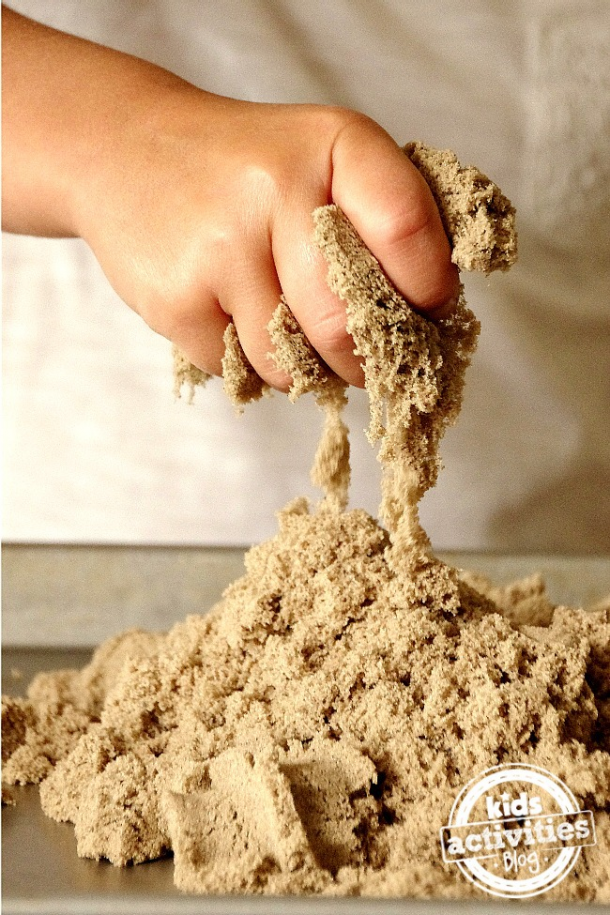 Recette de sable cinétique après avoir terminé - Écraser du sable cinétique dans les mains