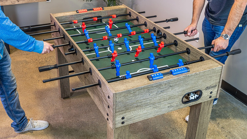 La table de baby-foot pleine grandeur de GoSports est un classique de la salle de jeux