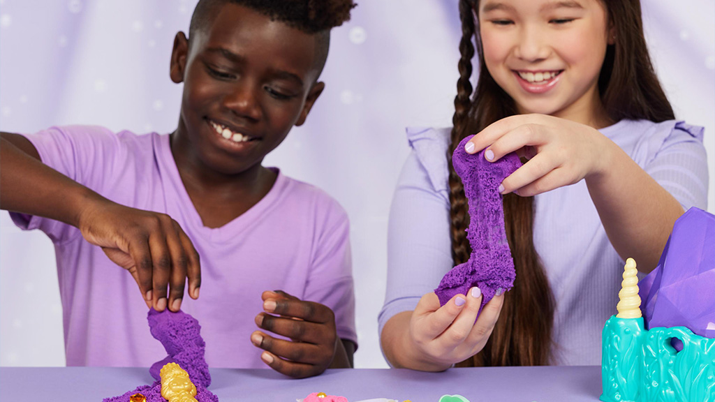 Le plus récent ensemble de jeu Kinetic Sand apporte le plaisir des trésors enfouis à la terre ferme