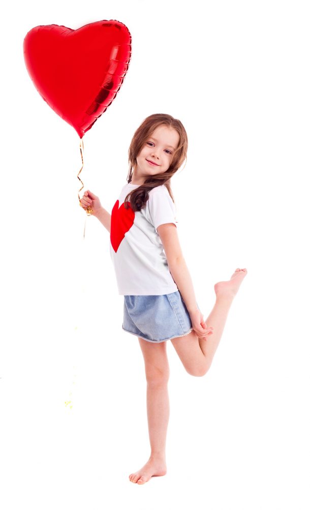 Enfant tenant un ballon coeur saint valentin