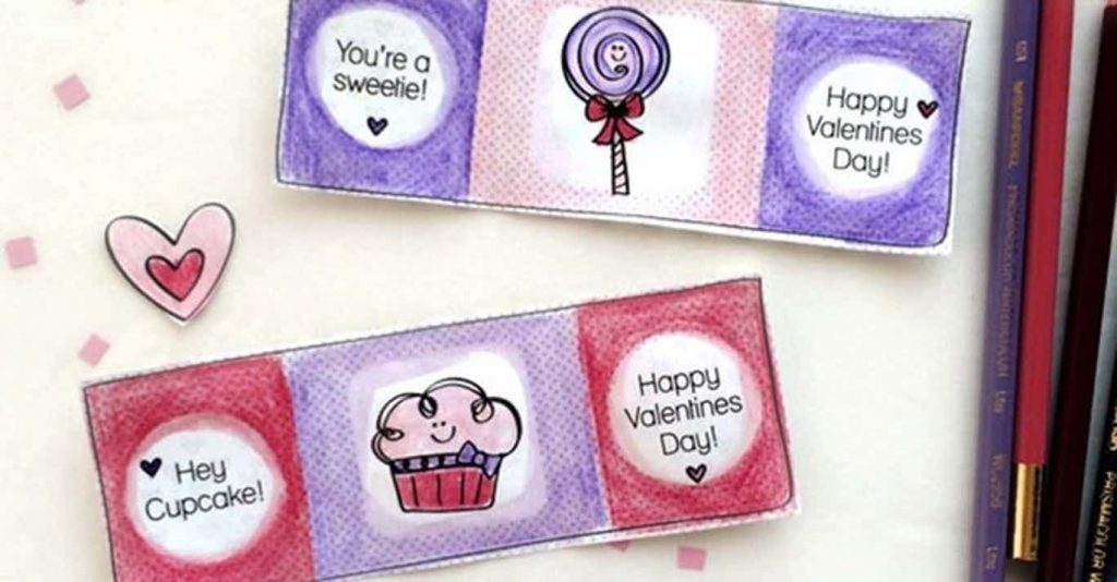 Imprimez la couleur de vos propres valentines rouges, violettes et roses. Chacun a une friandise sucrée comme une ventouse ou un cupcake et a un dicton mignon comme hey cupcake ou you're a sweetie. Il a également un cœur rouge et rose pour maintenir la carte fermée.