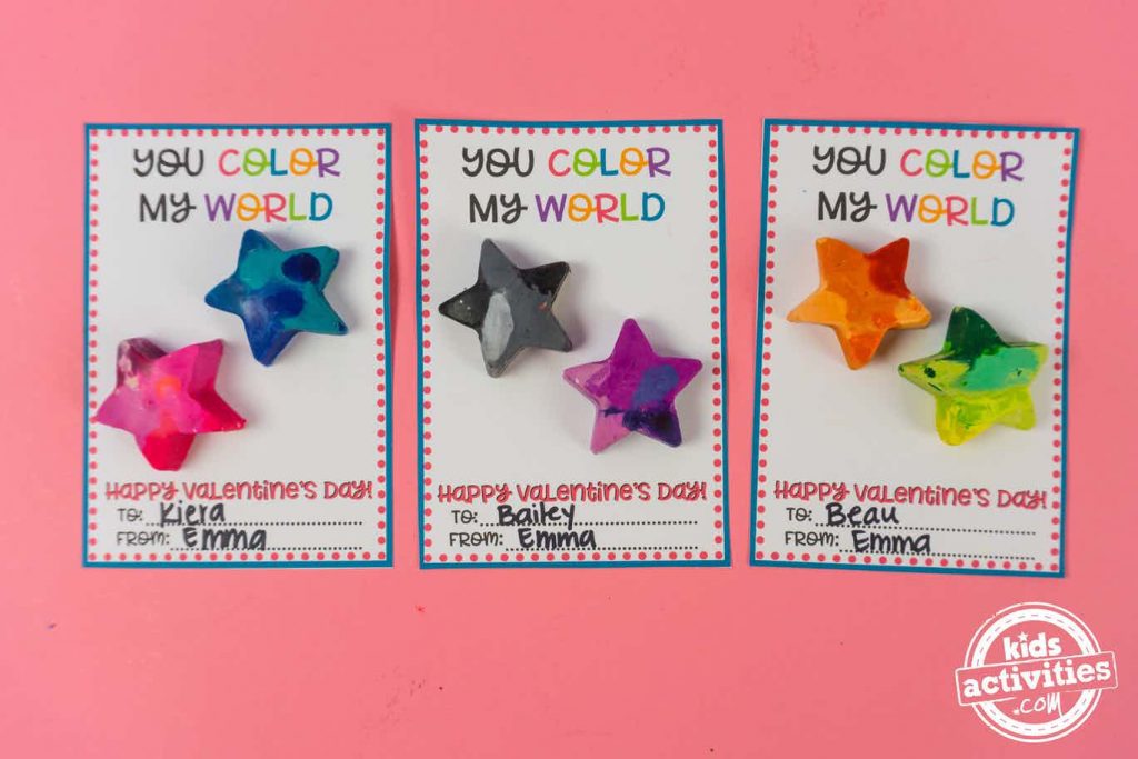 DIY galaxy crayon valentines rouge et rose, bleu et turquoise, gris et noir, violet et rose, orange et jaune, vert foncé et vert clair sur une carte You color my world valentines.,