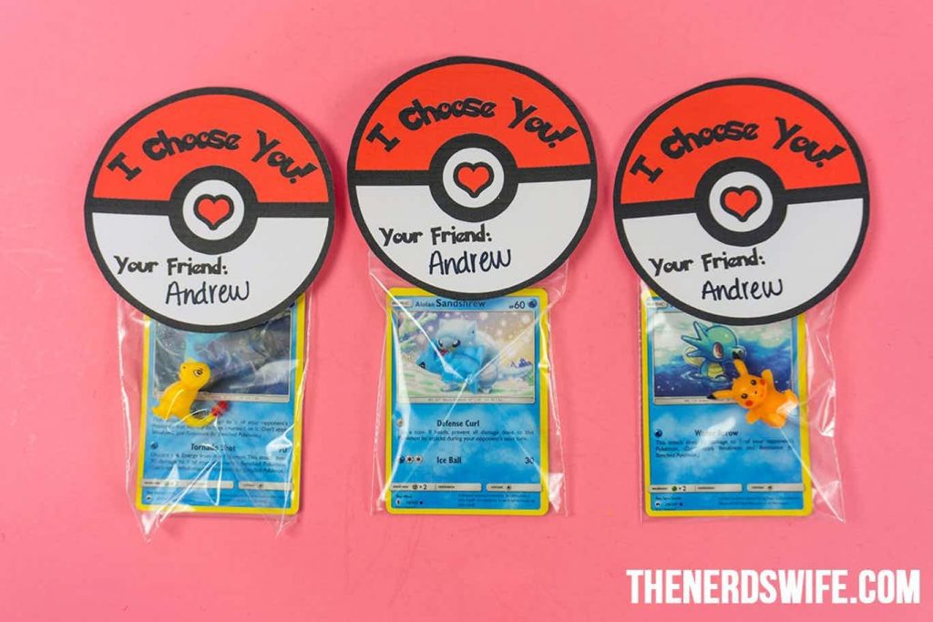 Ces Pokémon Valentines sont les parfaites cartes nerd Valentines. Ils ont la forme de boules Poke et disent que je te choisis et tiennent un sac de cadeaux fermé. Chaque bon sac contient une carte Pokémon et une figurine Pokémon.
