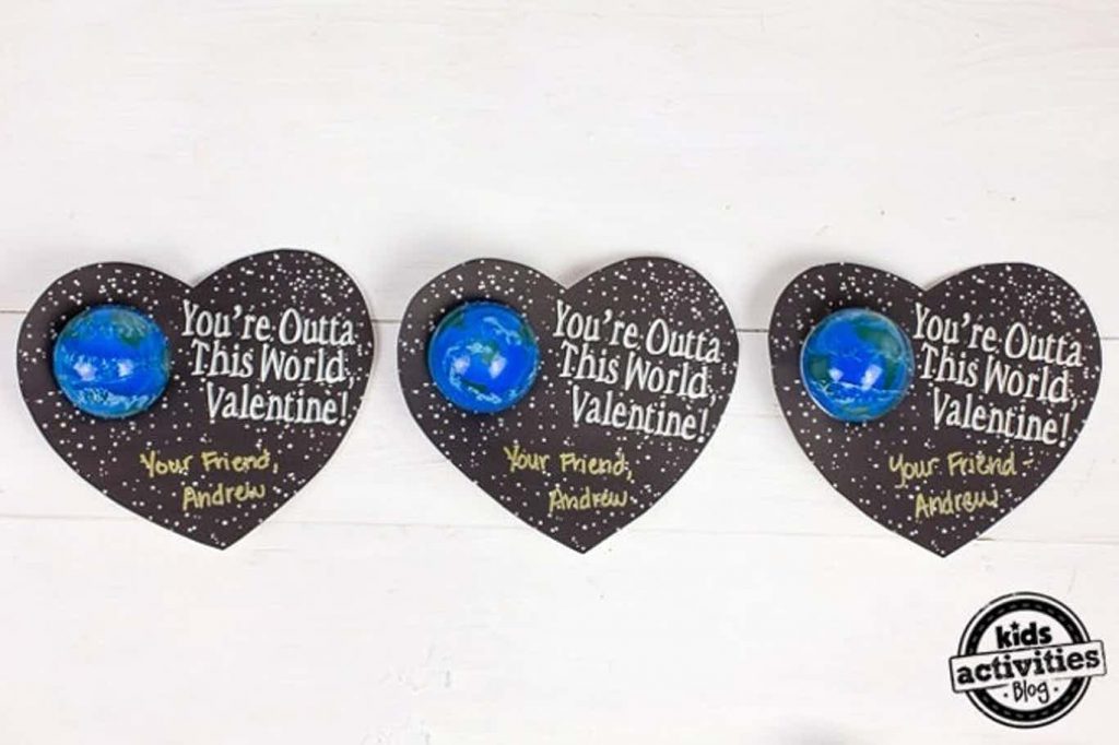 Ces valentines de l'espace sont noires avec des étoiles et disent que vous êtes hors de ce monde, Valentine, et ont une balle rebondissante de couleur Terre.