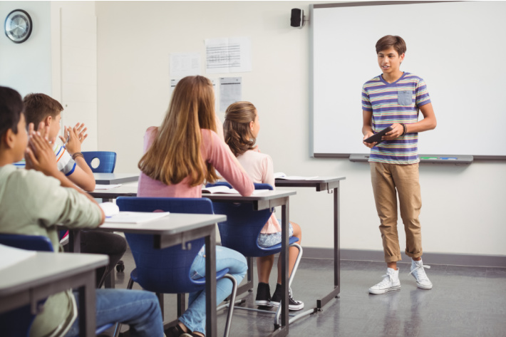 Jeux de prise de parole en public pour les enfants afin d'améliorer leur confiance - un adolescent fait une présentation en classe - Blog d'activités pour enfants
