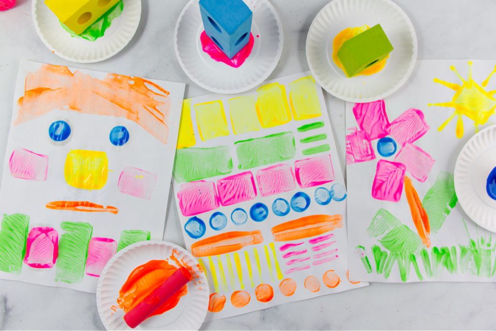 impression en bloc pour les enfants utilisant des blocs trempés dans de la peinture pour créer des œuvres d'art amusantes