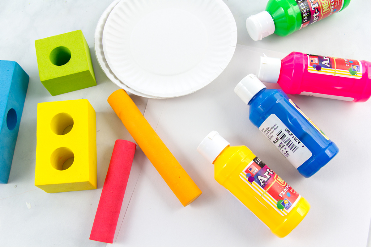 blocs, peinture et papier pour l'impression de blocs avec des enfants