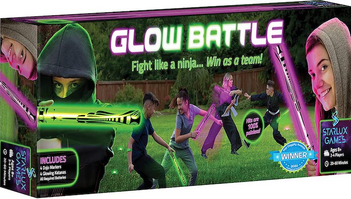 Boîte pour les jeux Starlux avec des katanas roses et verts brillants avec des familles qui se battent sur une pelouse verte