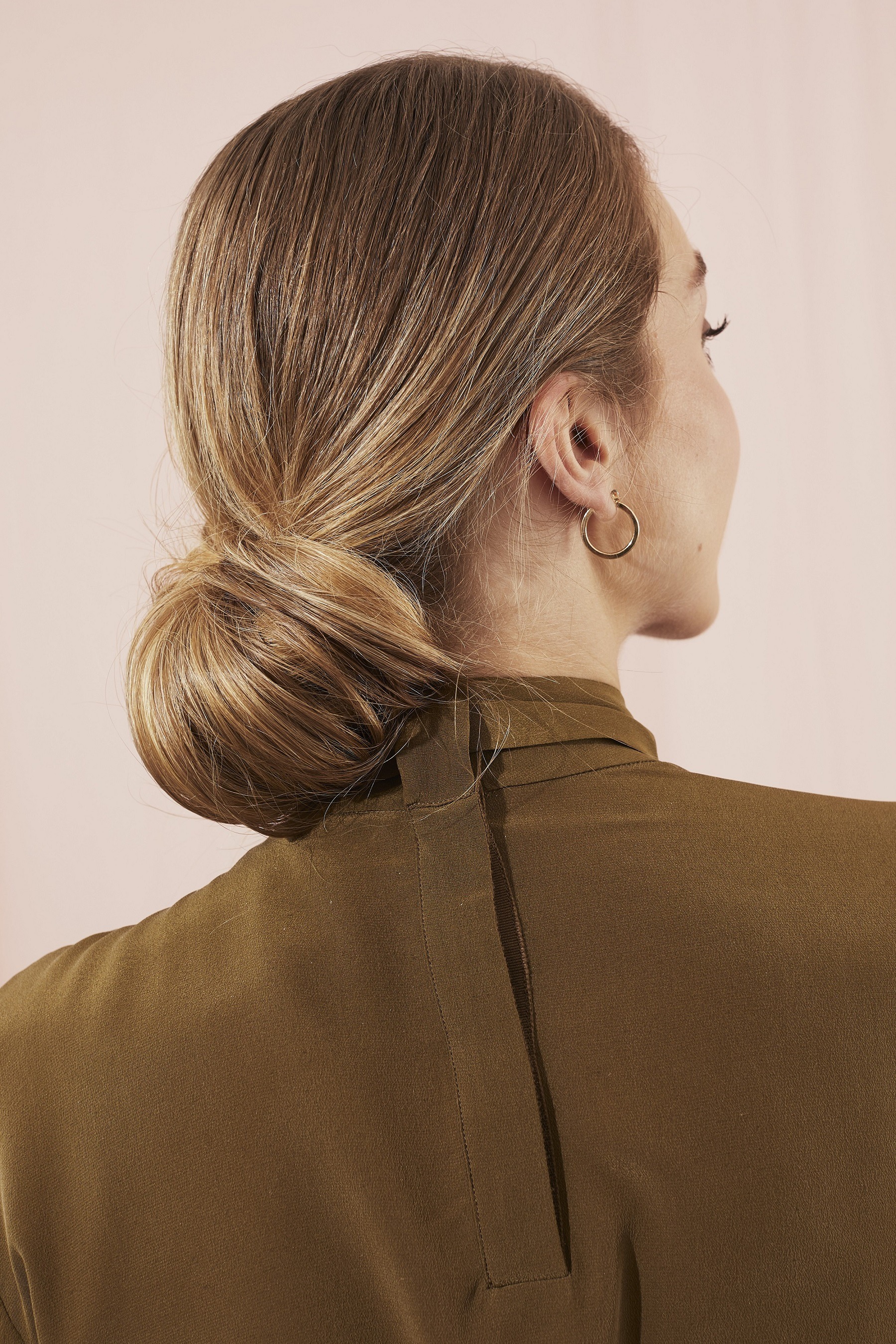 Femme avec une coiffure chignon bas pour l'obtention du diplôme d'infirmière