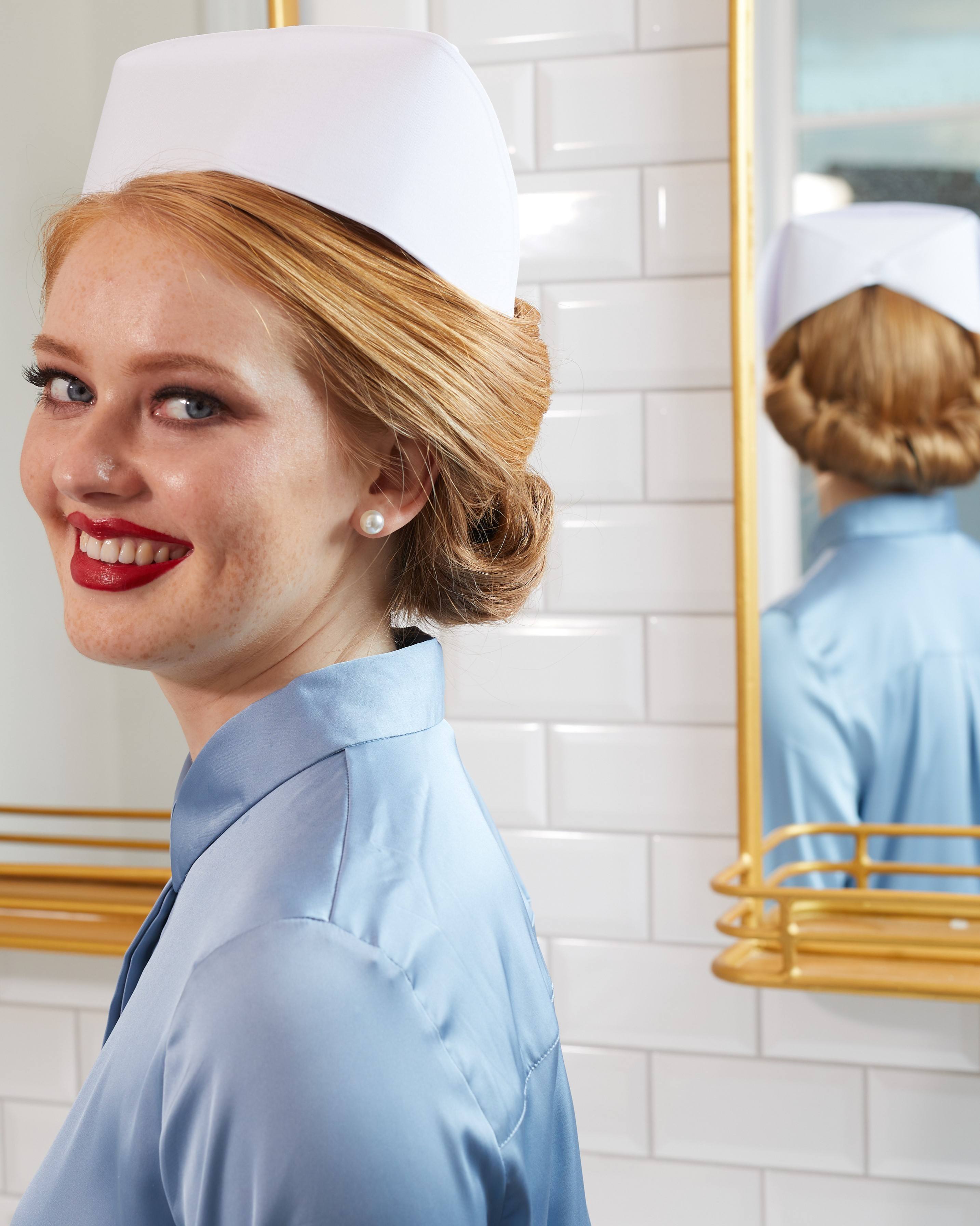 Femme avec une coiffure d'infirmière avec une casquette et un chignon classique
