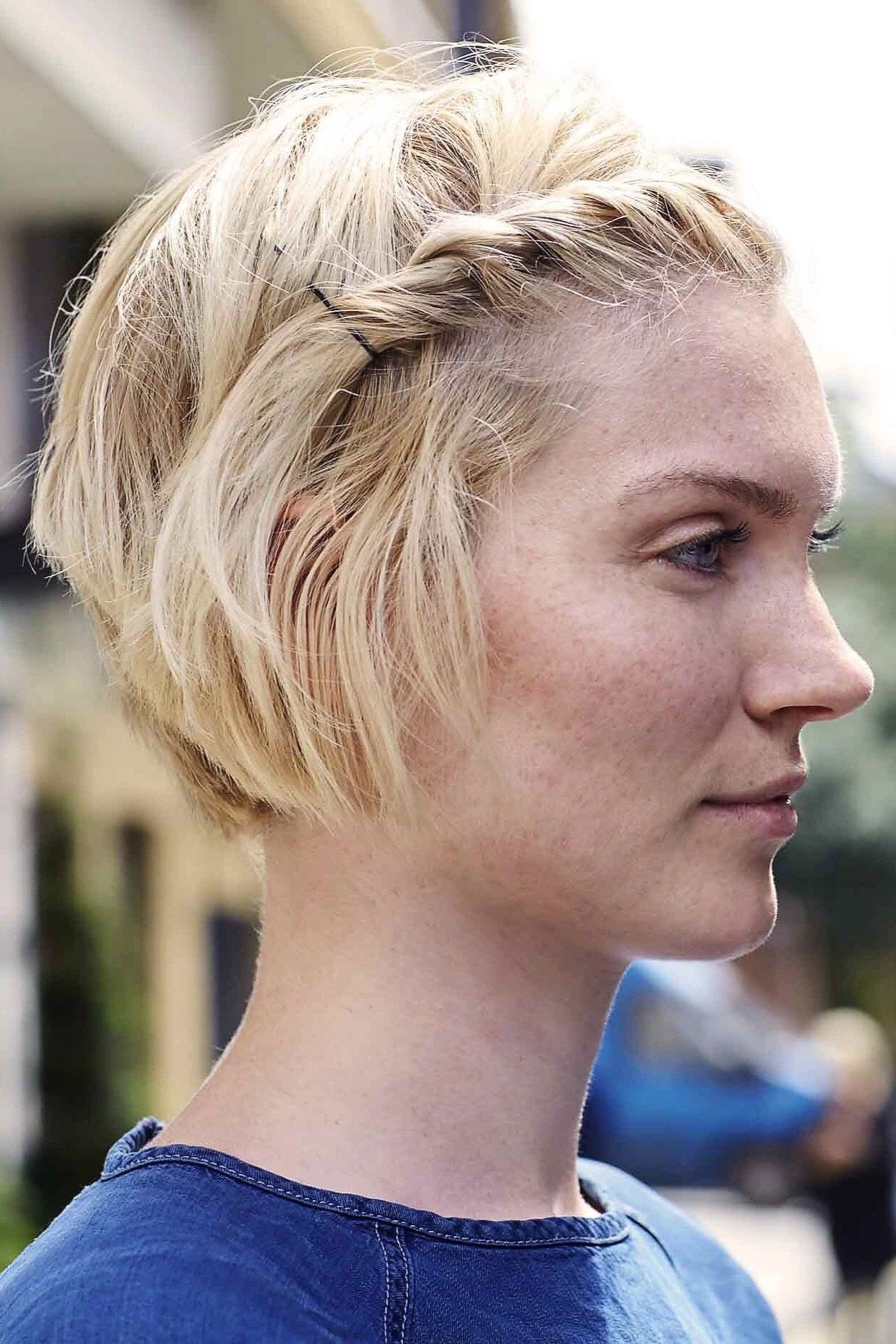 Femme avec coiffure pour infirmières aux cheveux courts