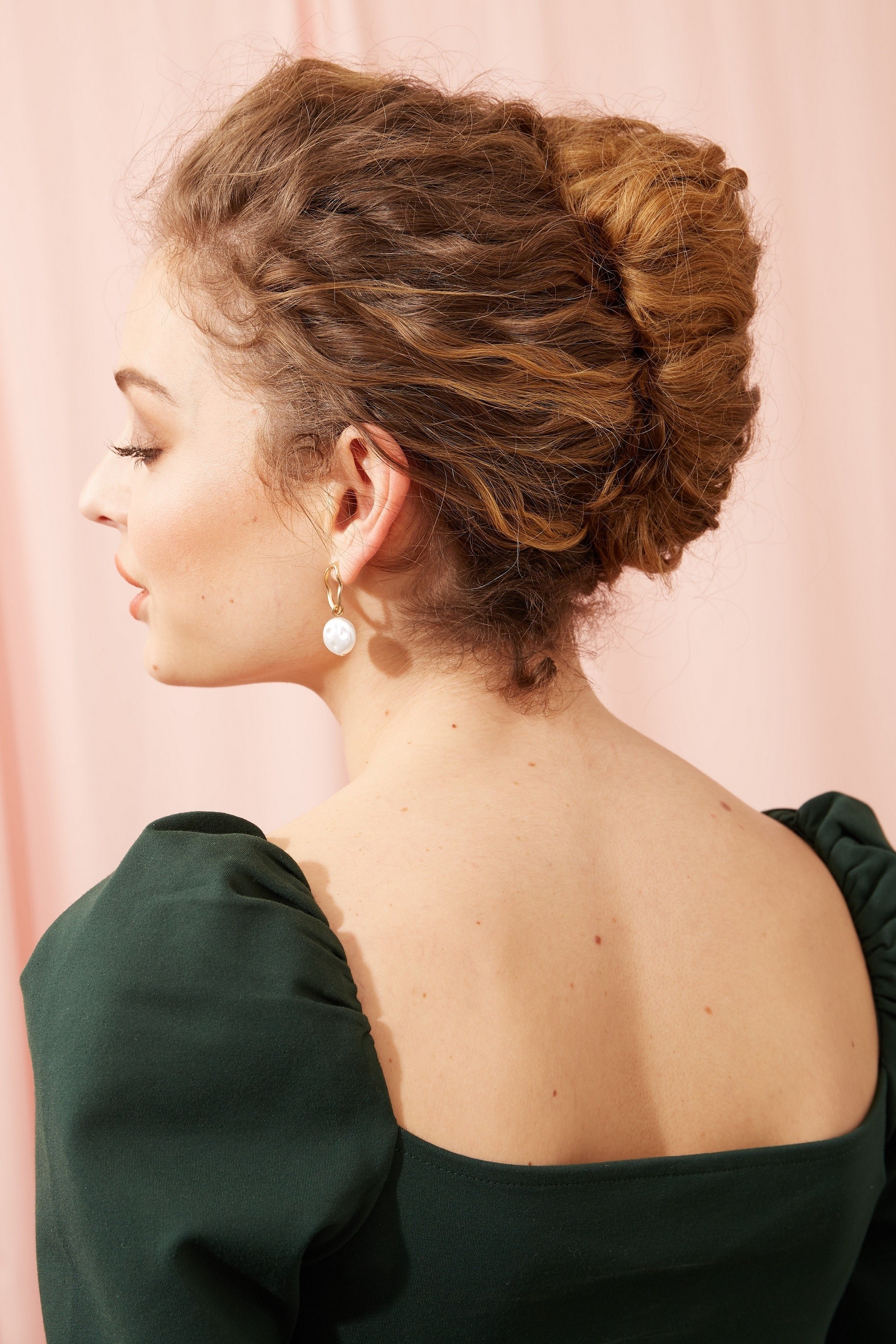 Femme avec une touche française dans les cheveux bouclés
