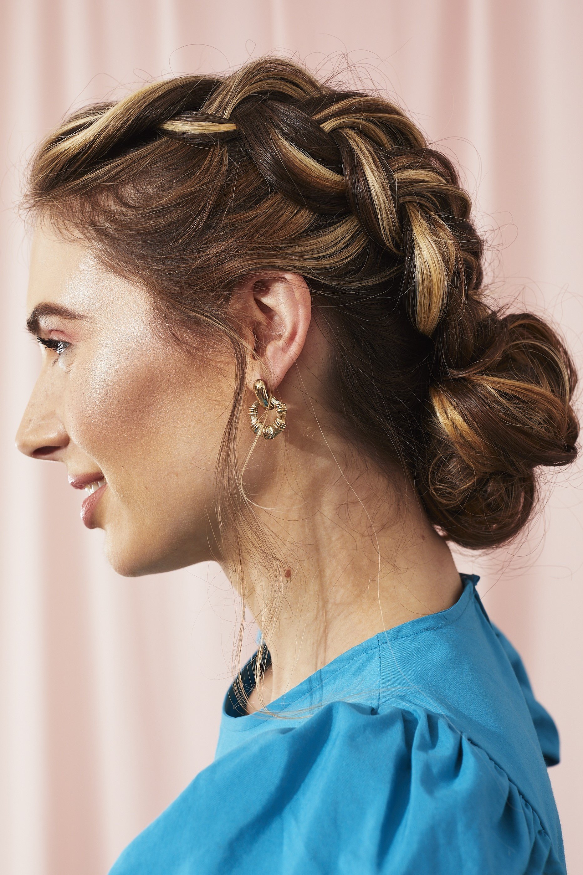 Femme avec chignon bas et tresse hollandaise