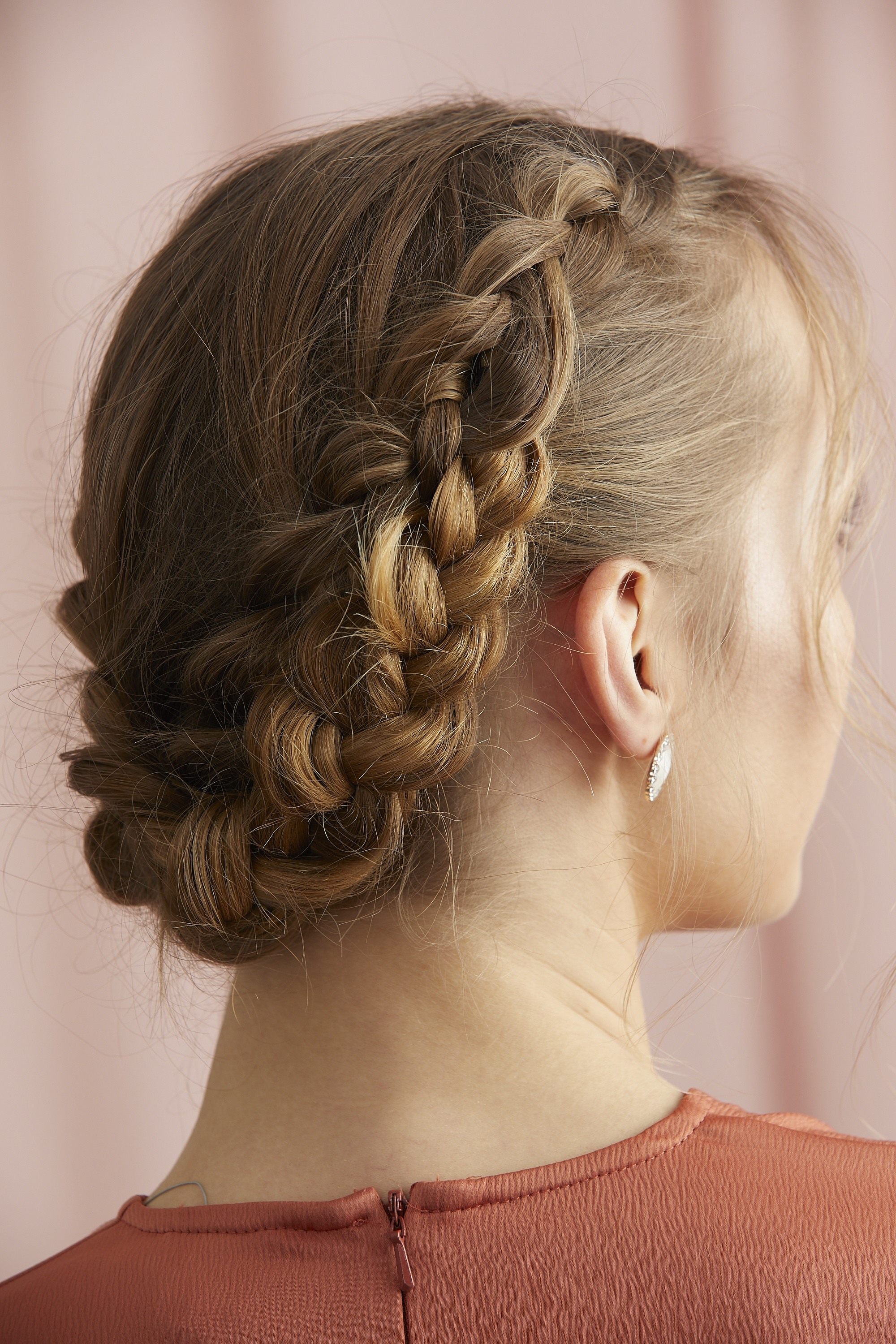 Femme avec deux tresses réunies autour de sa tête