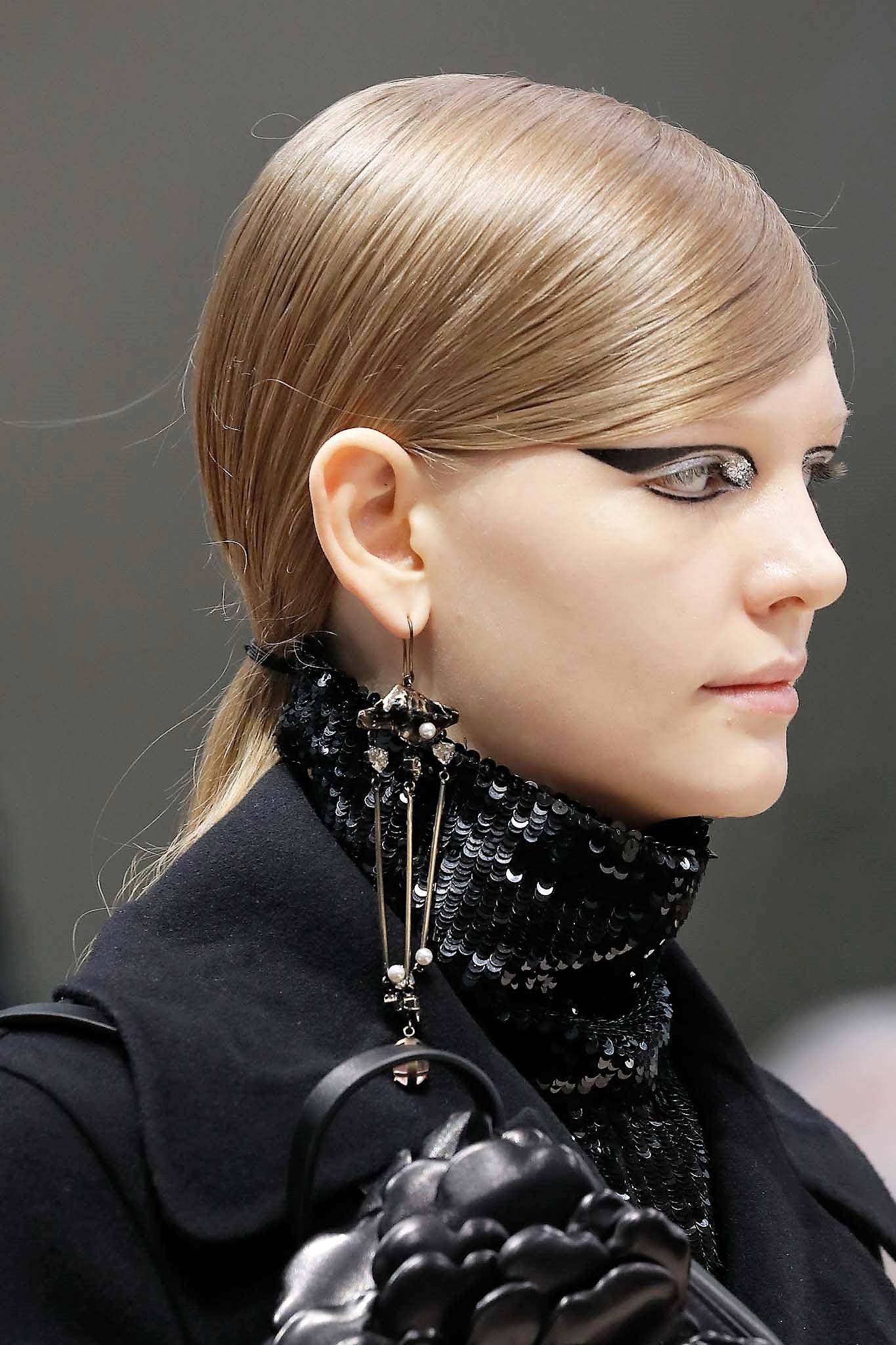 Modèle avec queue de cheval basse et raie profonde sur le côté en Valentino SS 2020