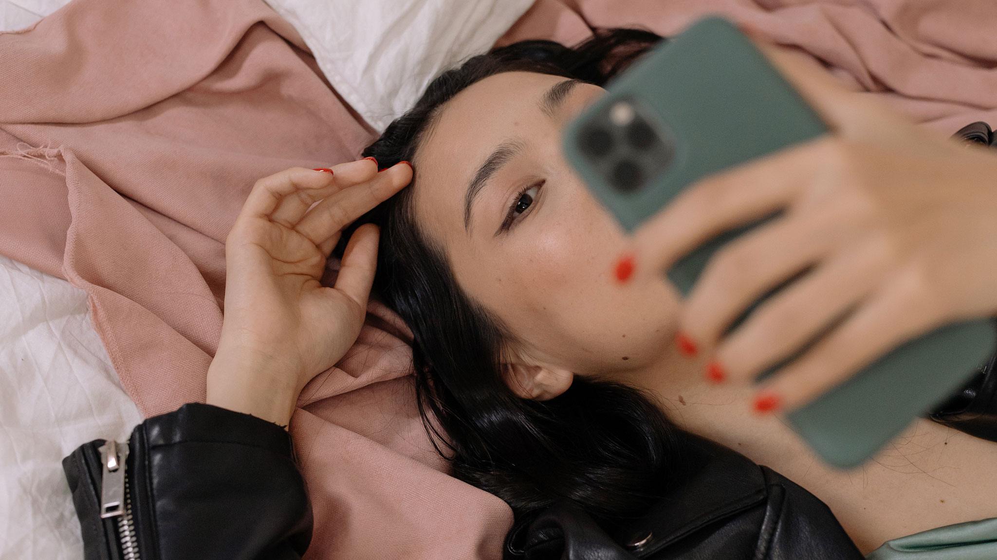 Comment les filtres affectent-ils notre image et la relation avec nos cheveux ?