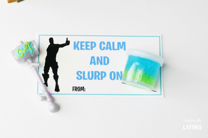 Fortnite Slurp Slime avec un petit slime gris en plastique et une carte qui dit : reste calme et slurp on