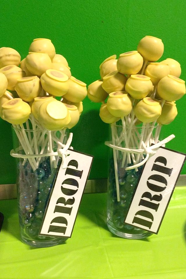 cake pops jaune sur le thème de Fortnite avec des bâtons