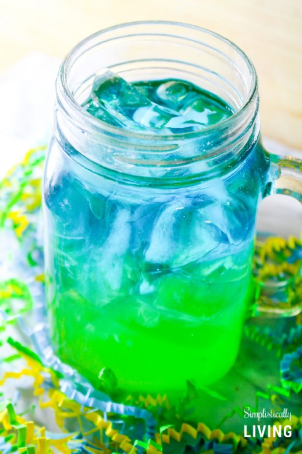 Fortnite Slurp Juice bleu et vert dans un bocal en verre avec de la glace
