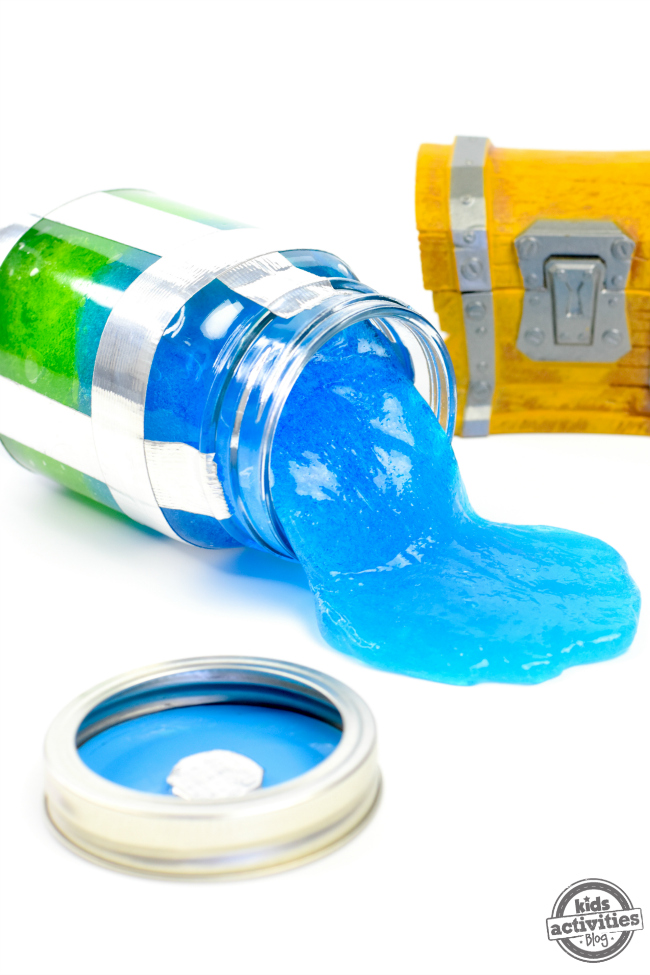 Fortnite Chug Jug Slime - vert et bleu dans un bocal en verre avec du ruban adhésif et un coffre