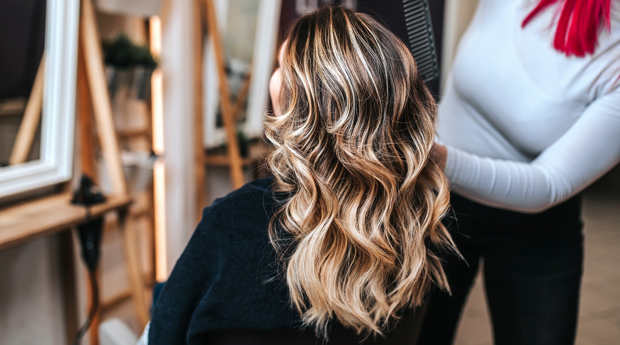 Cheveux chocolat aux reflets beiges : 12 idées irrésistibles pour les porter