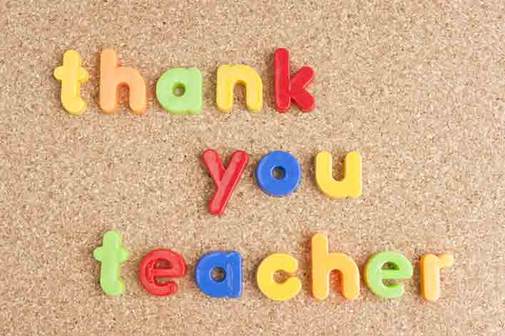 merci lettres d'enseignants épelées sur un fond de liège encourageant les familles à participer à la semaine d'appréciation des enseignants