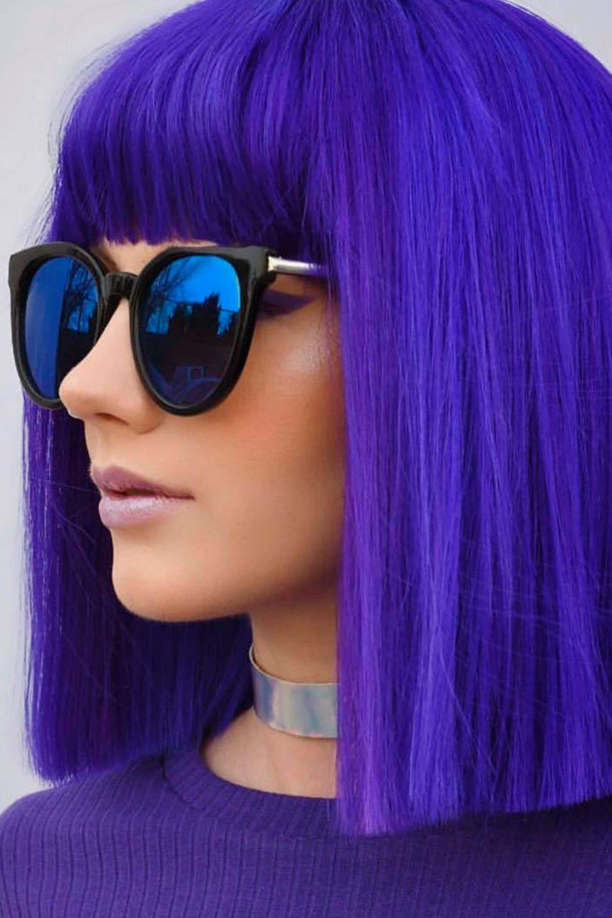 Femme brune aux cheveux violet foncé