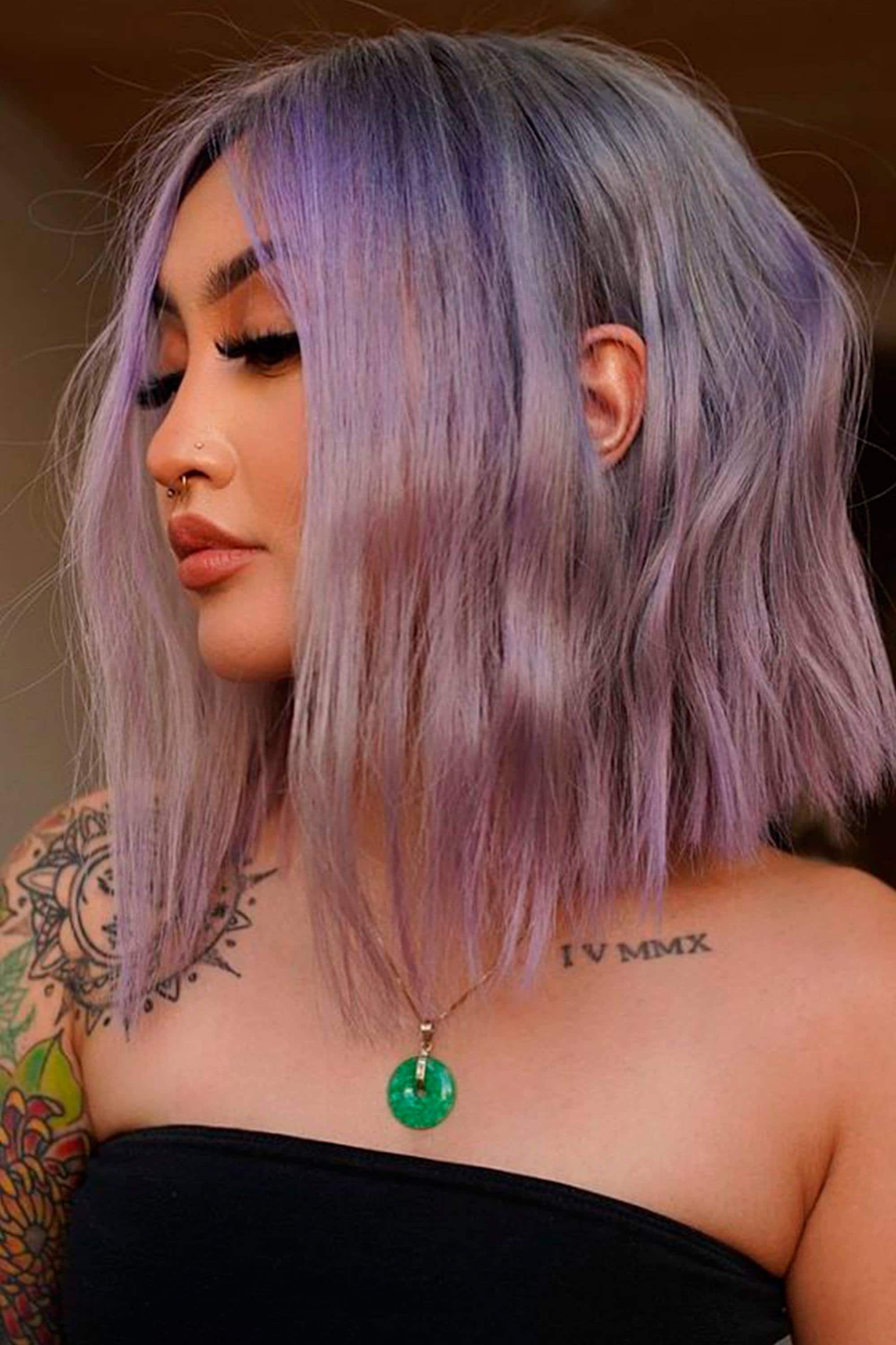 Femme brune aux cheveux gris et violet clair