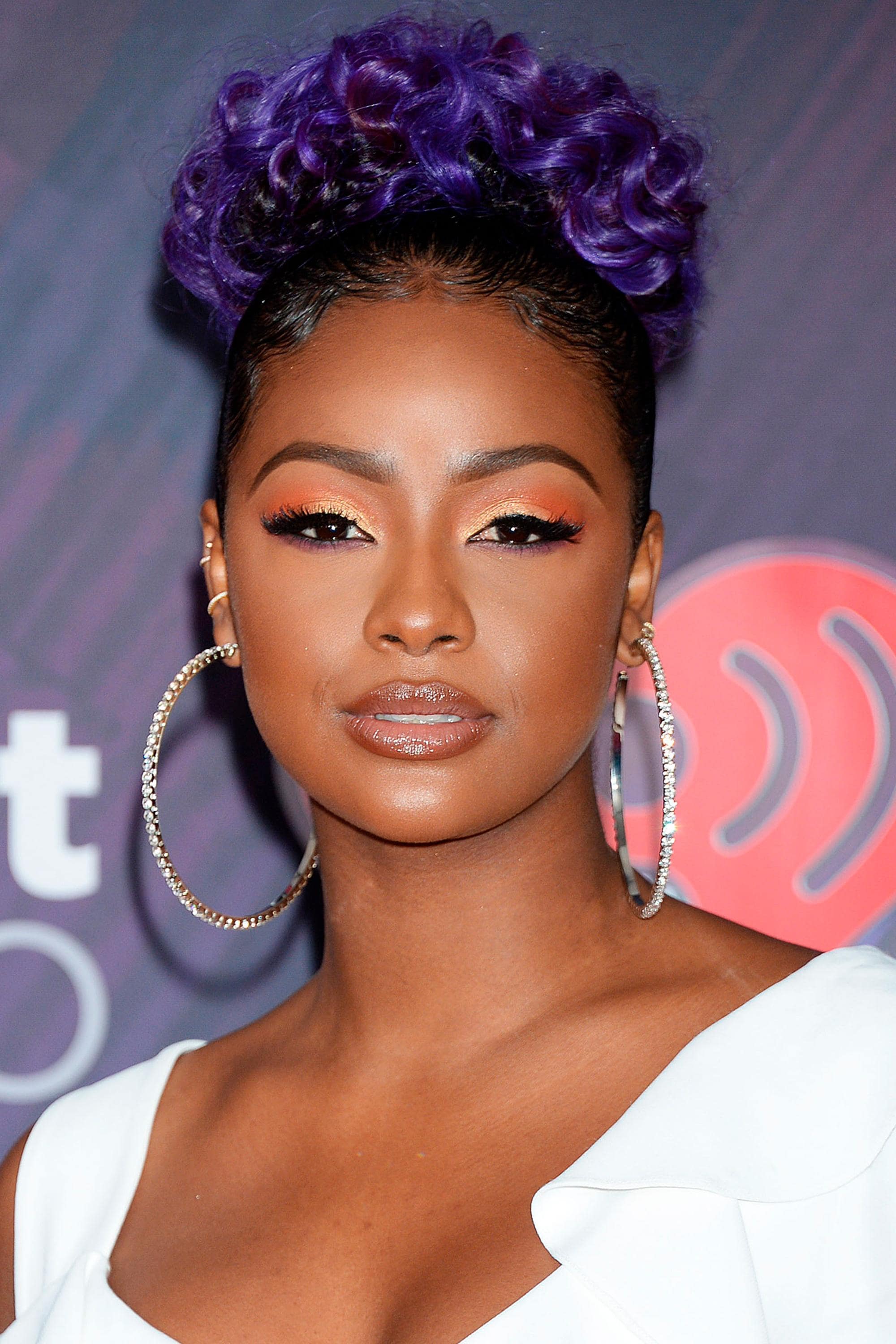 Justine Skye aux cheveux violets pour les brunes