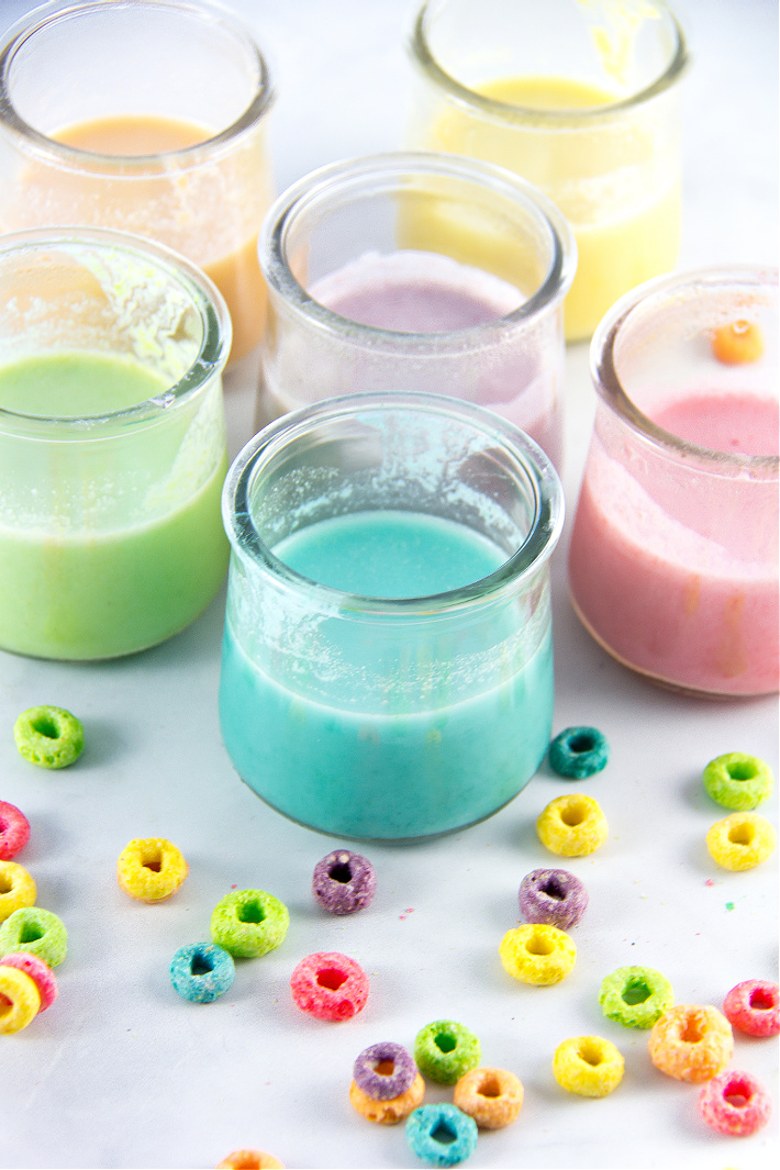 peinture comestible maison dans de petits pots de yaourt fabriqués à partir de boucles de fruits présentées dans plusieurs couleurs de peinture sur un tableau blanc - Blog d'activités pour enfants
