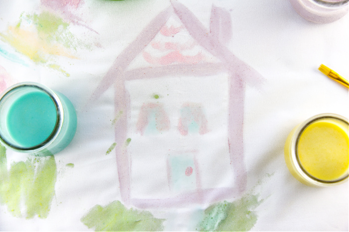 peindre une maison sur du tissu avec de la peinture faite maison de boucles de fruits comestibles