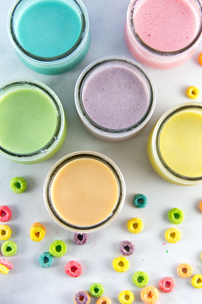 Étape 4 - Recette de peinture comestible - petits pots de yaourt remplis de peinture maison à base de Fruit Loops et de yaourt