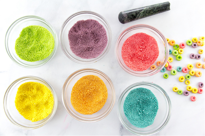 Étape 2 - Recette de peinture comestible - Boucles de fruits écrasées en poudre dans des bols individuels triés par couleur