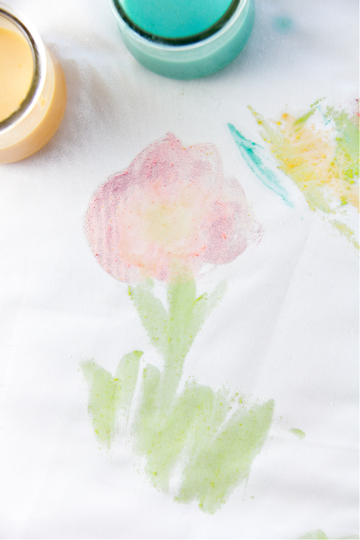 Une fleur peinte sur une feuille avec de la peinture Fruit Loops