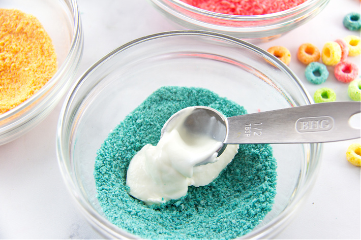 Étape 3 - Recette de peinture comestible - Boucles de fruits bleus écrasées et combinées avec du yaourt pour faire de la peinture