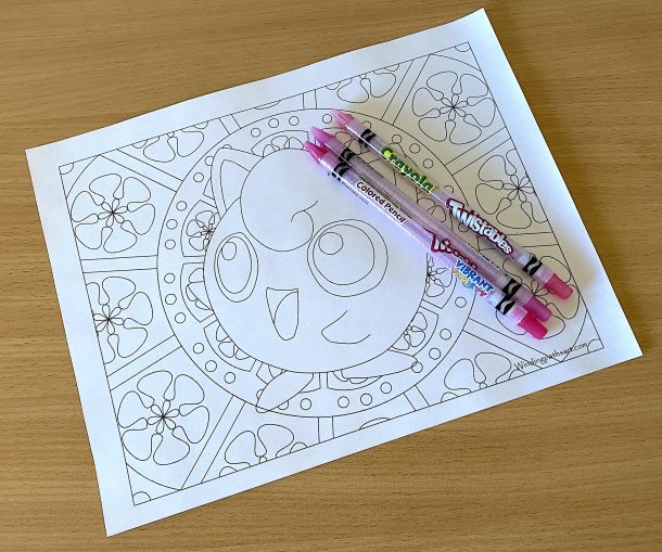 Version pdf imprimée des pages à colorier Pokemon avec des fournitures de coloriage présentées sur une table en bois - Blog d'activités pour enfants