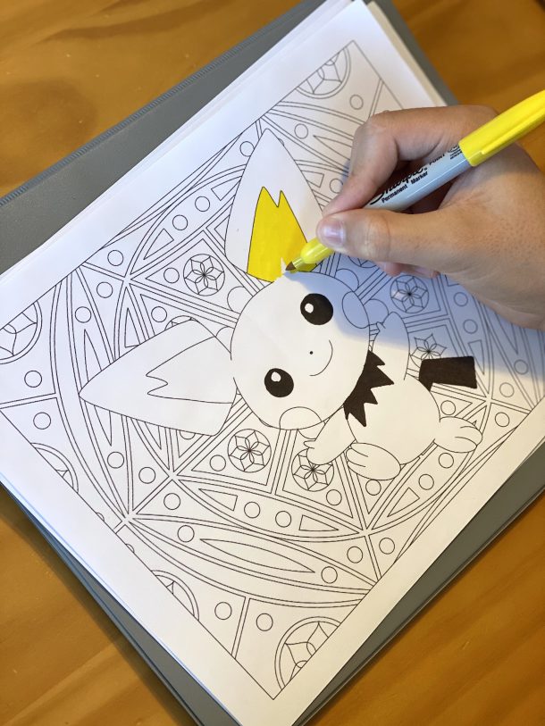 coloriage pokemon colorié avec un marqueur jaune
