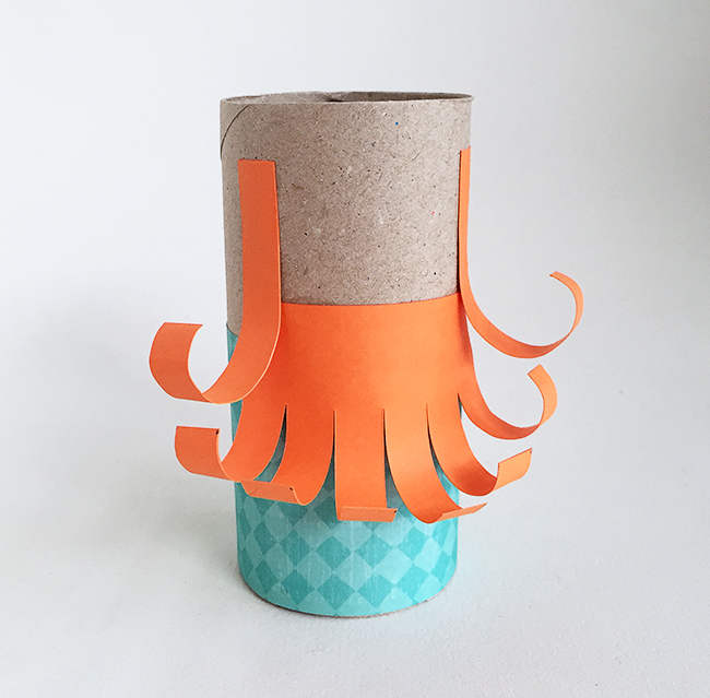 rouleau de papier toilette leprechaun craft - ajouter de la barbe et des vêtements au rouleau de papier toilette