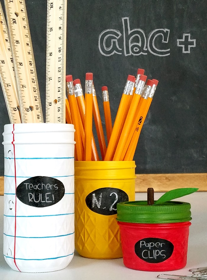 cadeaux d'enseignants dans un pot de Lil Luna - trois pots de cadeaux d'enseignants faits maison sur le thème des fournitures scolaires - papier ligné, crayon n° 2 et trombones pomme