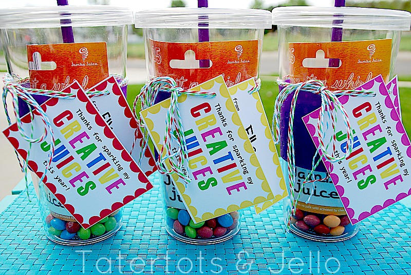 Étiquettes de cartes-cadeaux Jamba Juice dans des tasses pour la semaine d'appréciation des enseignants de Skip to My Lou and Tater Tots and Jello