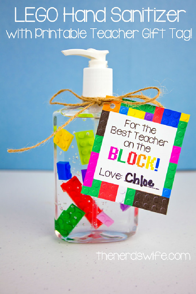 Idée cadeau d'appréciation de l'enseignant de The Nerds Wife - Désinfectant pour les mains LEGO avec une note imprimable pour l'enseignant