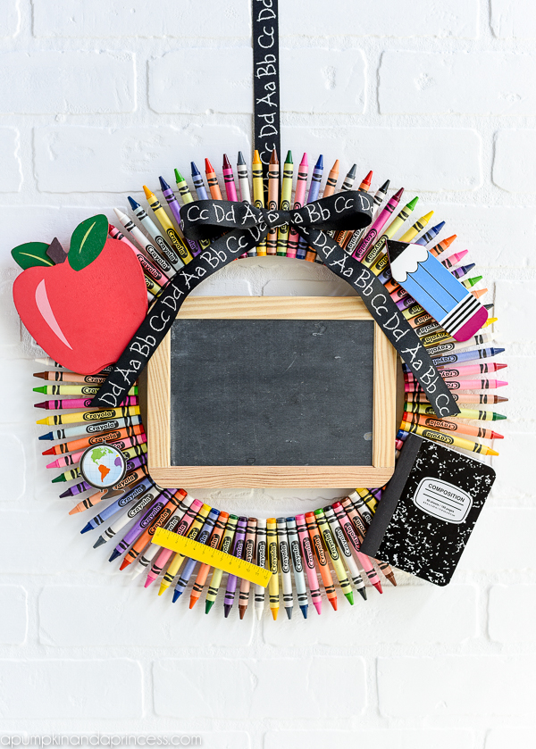 Ce cadeau d'appréciation de l'enseignant provient d'une citrouille et d'une princesse et est une jolie couronne de fournitures scolaires avec un tableau noir au milieu.