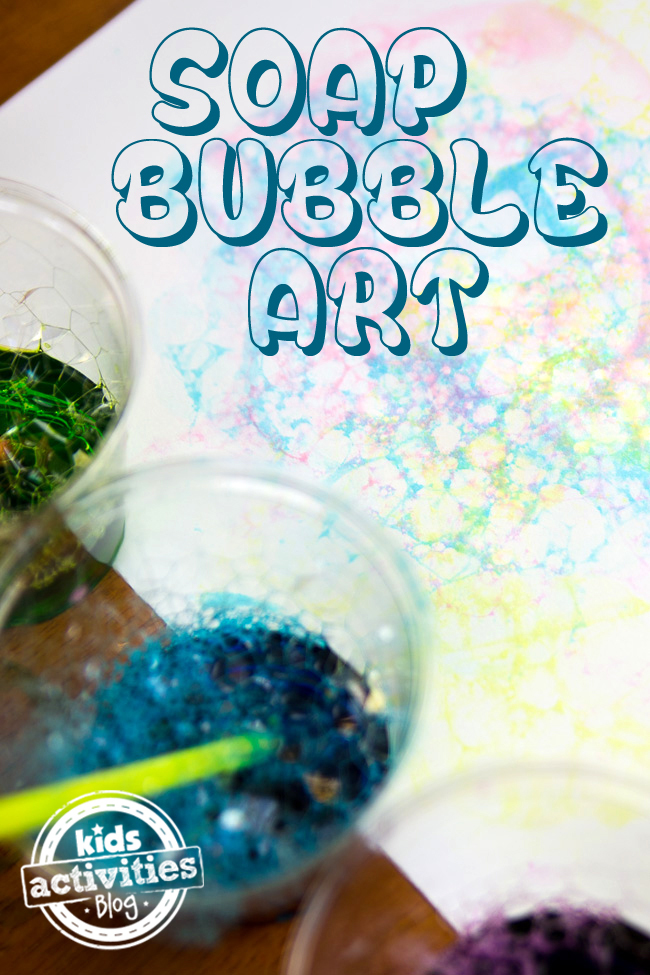 Art des bulles de savon pour les enfants - Blog d'activités pour enfants - 2 tasses de solution à bulles colorées avec des pailles et une toile d'art à bulles peintes avec les couleurs rose bleu jaune et créant du vert