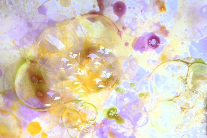 Peinture avec des bulles en cours avec des bulles qui éclatent