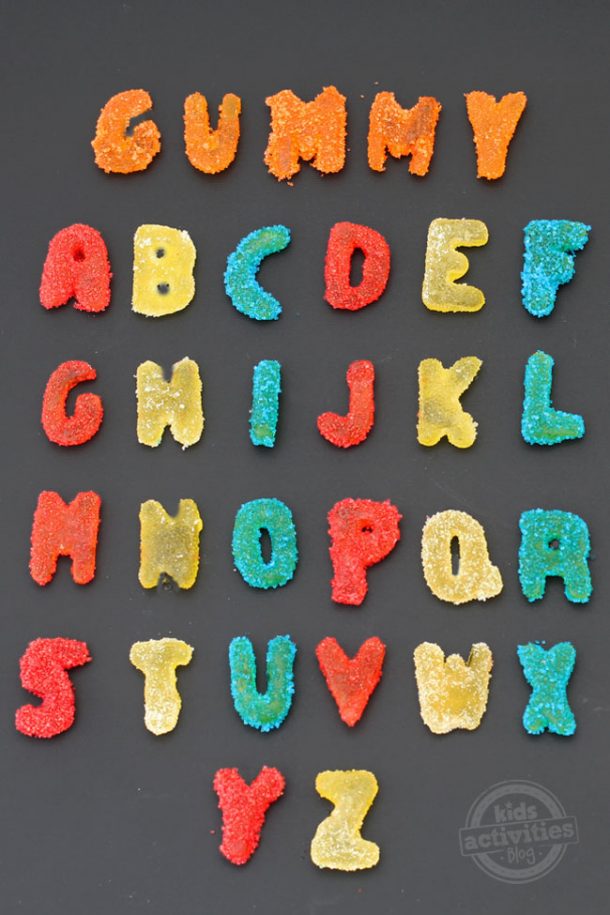 alphabet gommeux aigre fait maison AZ montré sur fond sombre - Blog d'activités pour enfants