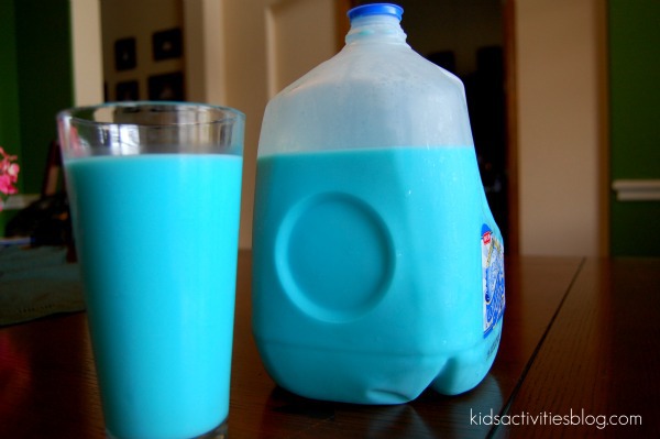Blague de vache bleue sur les enfants - prétendez que votre lait provient d'une vache bleue - montré est un gallon et un verre de lait bleu