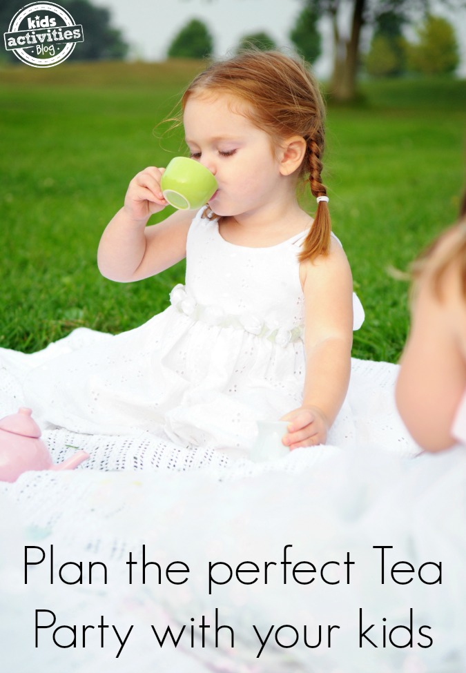 Fête du thé de la Saint-Patrick avec les enfants - organisation d'une soirée thé vert avec de la nourriture verte - enfants sur la pelouse buvant dans une tasse verte