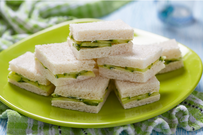 Sandwichs au concombre sandwichs au thé vert sur assiette verte - Blog d'activités pour les enfants